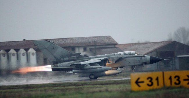 Un caccia decolla dalla base di Ghedi, nel bresciano. 
