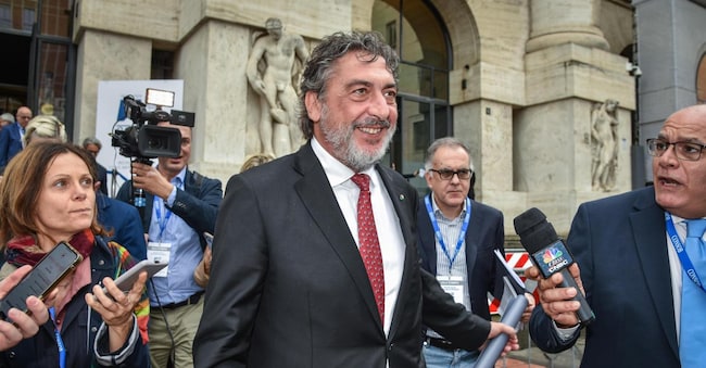 Il presidente del Gruppo Unipol Carlo Cimbri all’uscita dalla relazione annuale Consob sul mercato finanziario e celebrazione dei 50 anni dell'istituzione a Palazzo Mezzanotte, Milano 25 Giugno 2024 ANSA/MATTEO CORNER