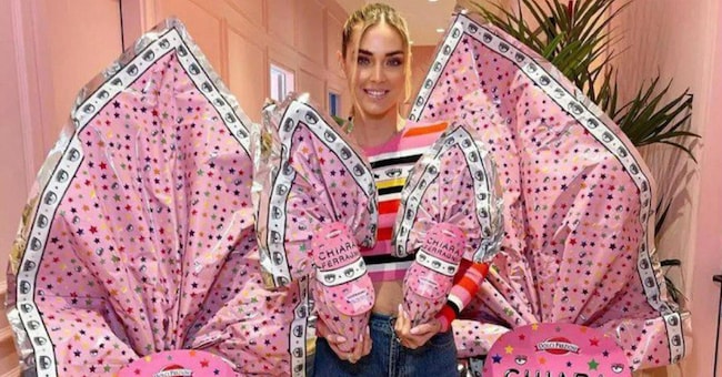 Chiara Ferragni posa con le uova di Pasqua di Giochi Preziosi in una immagine pubblicata sul profilo Instagram di Giochi Preziosi 