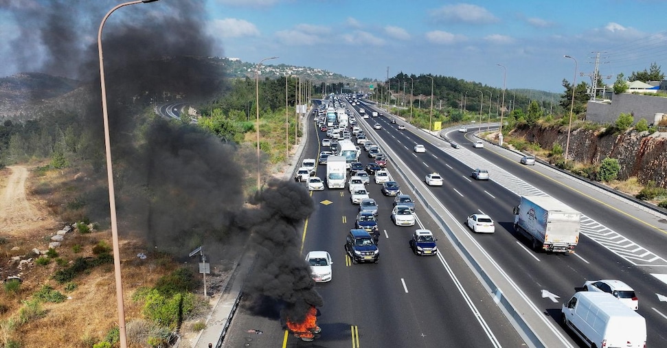 Guerra ultime notizie. A 9 mesi dal 7 ottobre, blocchi stradali e proteste in tutto Israele. Usa, stasera riunione leader democratici per parlare di Biden