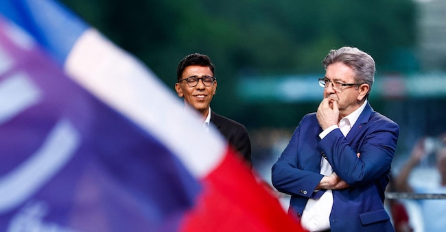 Il fondatore del partito di sinistra La France Insoumise (LFI) Jean-Luc Melenchon (R) e il membro del Parlamento europeo Younous Omarjee (L) durante la serata elettorale. (Photo by Sameer Al-Doumy / AFP)