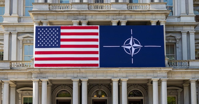 Le bandiere statunitense e della Nato fuori dall’Eisenhower Executive Office Building di Washington