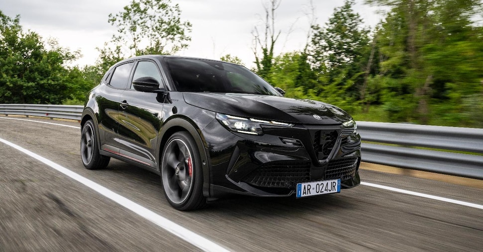 Alfa Romeo Junior Veloce, la prova dell’elettrica da 280 cv: come è fatta e come va la baby suv del Biscione