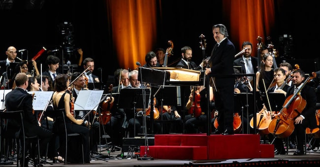 28/06/2024, Lucca, Riccardo Muti, Puccini secondo Muti, spettacolo lirico andato in diretta tv in mondovisione dove il maestro Riccardo Muti e l’orchestra Cherubini rendono omaggio a Giacomo Puccini di fronte ad una platea di migliaia di persone fuori dalle mura storiche di Lucca. Nella foto il maestro Muti e l’orchestra Cherubini