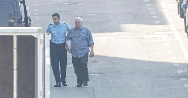 Olindo Romano arriva in tribunale per il processo di revisione  per la strage di Erba (Ansa)