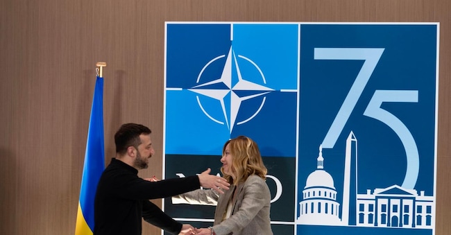 La presidente del Consiglio italiano Giorgia Meloni saluta il Presidente ucraino Volodymyr Zelensky durante il loro incontro al termine delle sessioni di lavoro del Vertice dell’Organizzazione del Trattato Nord Atlantico (NATO) a Washington EPA/FILIPPO ATTILI / UFFICIO STAMPA PALAZZO CHIGI