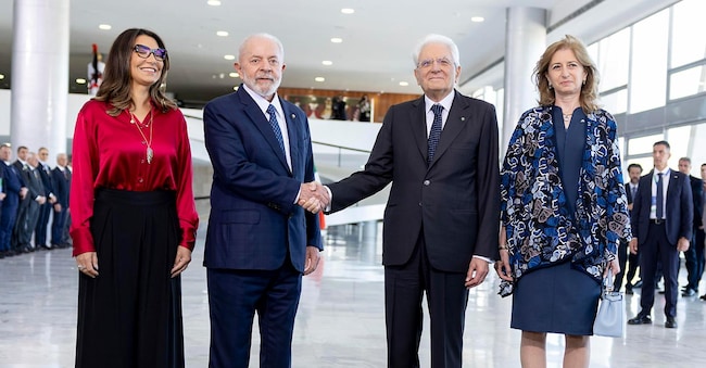 epa11480109 A handout picture, provided by Quirinal Press Office, shows Italian President, Sergio Mattarella (2-R), and his daughter, Laura (R), welcomed by the Brazilian President, Luiz Inacio Lula da Silva (2-L), and his wife Rosangela (L), at the Planalto Palace, the Presidential Palace of Brasilia, Brazil, 15 July 2024. EPA/PAOLO GIANDOTTI / QUIRINAL PRESS OFFICE HANDOUT HANDOUT EDITORIAL USE ONLY/NO SALES