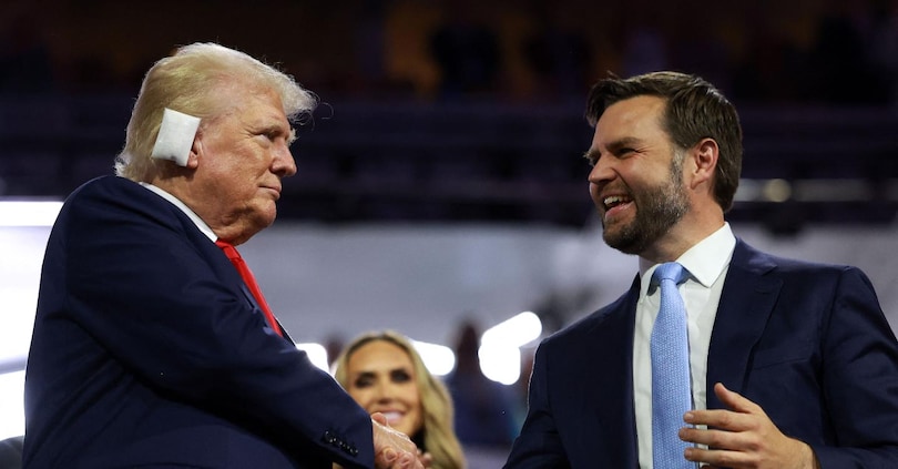 Il candidato repubblicano alla presidenza, l’ex presidente degli Stati Uniti Donald Trump (a sinistra) e il candidato repubblicano alla vicepresidenza, il senatore degli Stati Uniti J.D. Vance durante il primo giorno della Convention nazionale repubblicana al Fiserv Forum il 15 luglio 2024 a Milwaukee, Wisconsin (foto Joe Raedle/Getty Images/AFP)