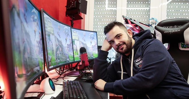Mirko Alessandrini in arte Ciccio Gamer 89, un youtuber romano che ha creato la sua fortuna con i videogiochi. (Cristiano Minichiello / AGF)