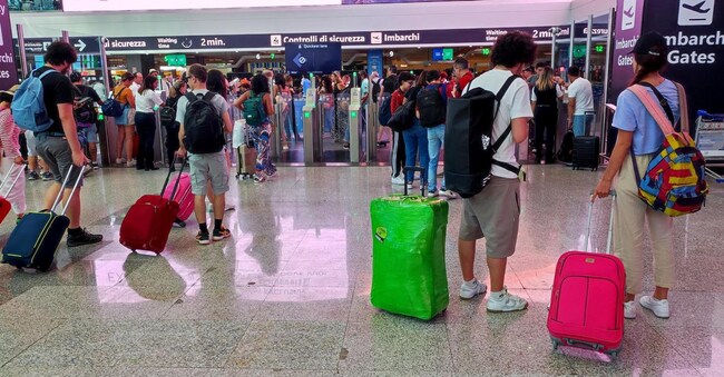 Vacanzieri in partenza all'aeroporto di Fiumicino