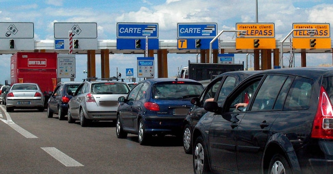 Un casello autostradale in una foto di archivio 