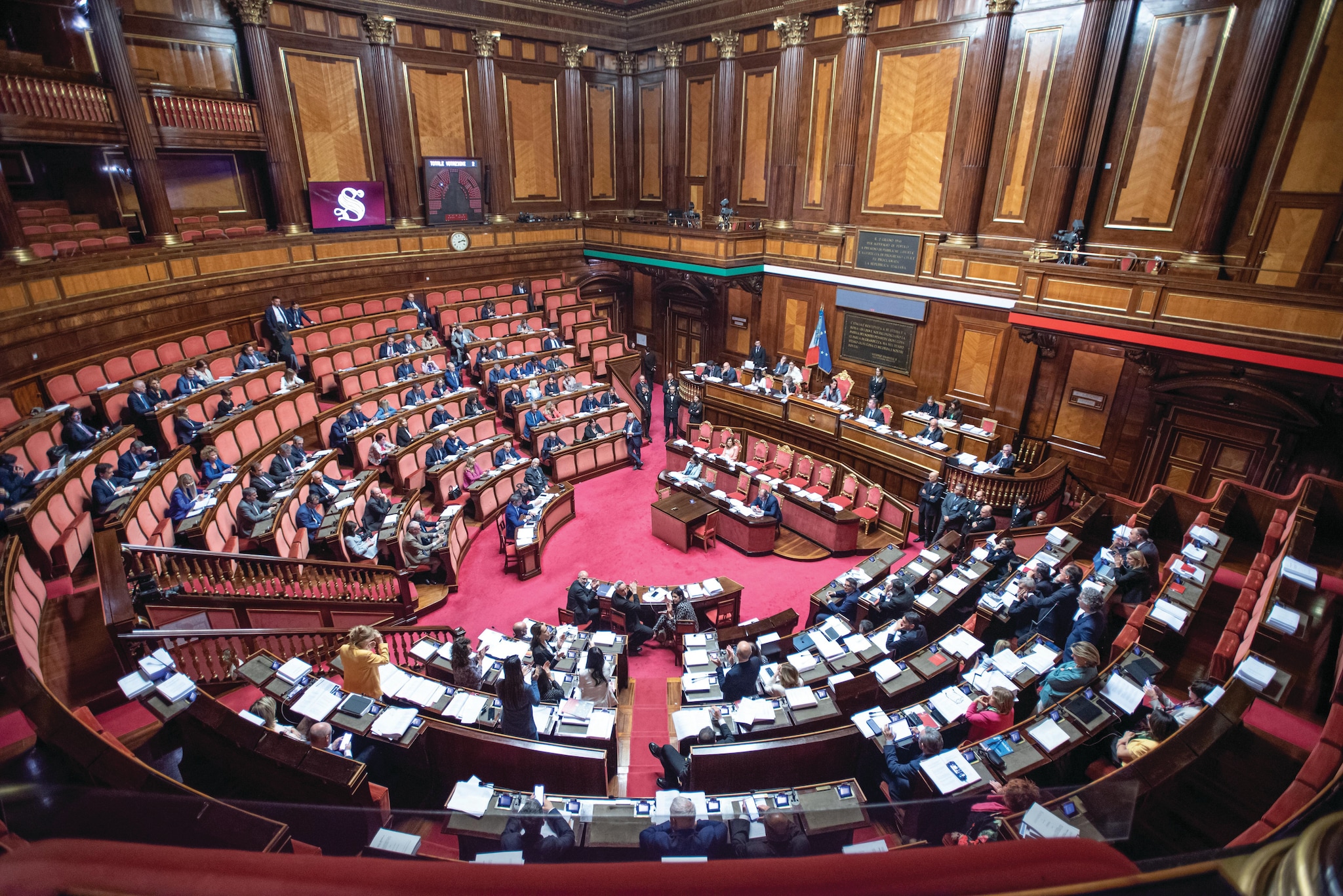 Ecco come il burocratese invade il Parlamento: tante sigle e troppo inglese, il buon italiano non detta legge