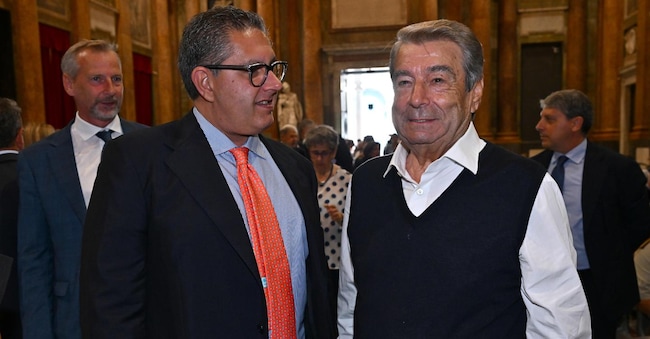 Il presidente della regione Liguria Giovanni Toti (S) e l'imprenditore Aldo Spinelli, in una foto d'archivio.
ANSA/LUCA ZENNARO