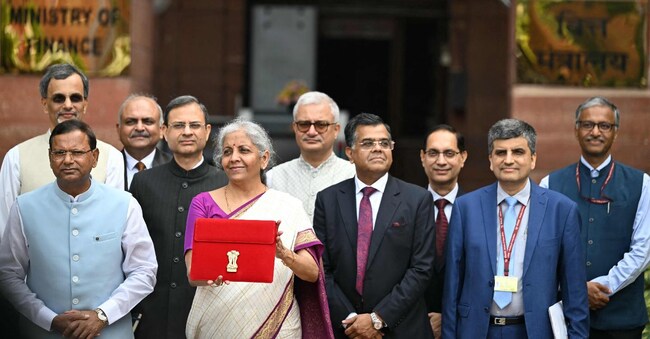 La ministra delle Finanze indiana Nirmala Sitharaman in posa con la cartellina rossa in cui viene tradizionalmente trasportata la legge di bilancio