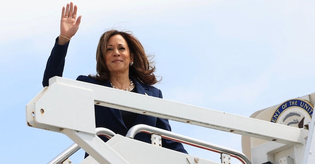 US Vice President and Democratic presidential candidate Kamala Harris waves as she steps off Air Force Two upon arrival at Milwaukee Mitchell International Airport on July 23 2024 in Milwaukee, Wisconsin. (Photo by Kevin Mohatt / POOL / AFP)