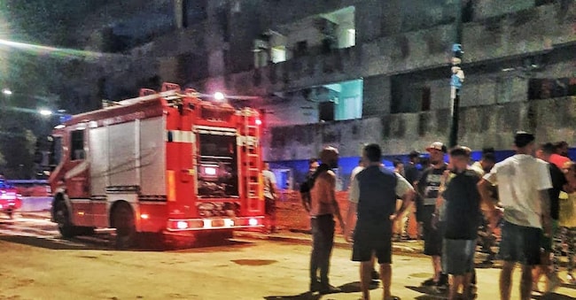 I soccorsi dopo il crollo verificatosi su un ballatoio della Vela Celeste, l'insediamento popolare del quartiere di Scampia, a Napoli