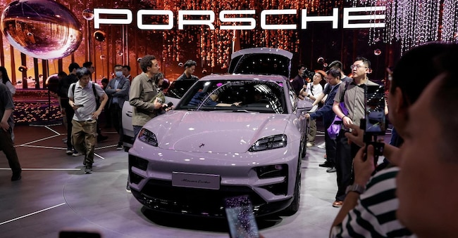 La Porsche Macan elettrica ad Auto China 2024, il Salone di Pechino, lo scorso aprile. REUTERS/Tingshu Wang/File Photo