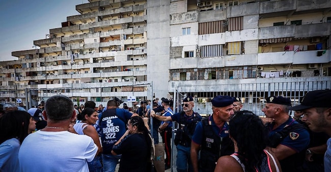 Le Vele di Scampia il giorno dopo il crollo, Napoli, 23 luglio 2024. Entro stasera 66 alloggi della Vela Celeste di Scampia per circa 300 persone potranno essere rioccupati dai residenti. ANSA/CESARE ABBATE