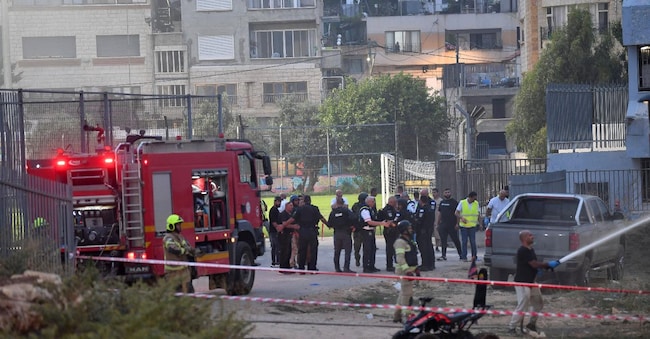Soccorritori nella città isreaeliana di Majdal Shams dopo l’attacco dal Libano