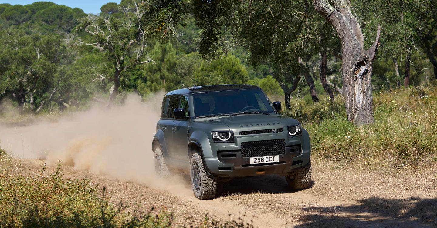 In strada e off-road: il mega suv più potente, performate e costoso di sempre