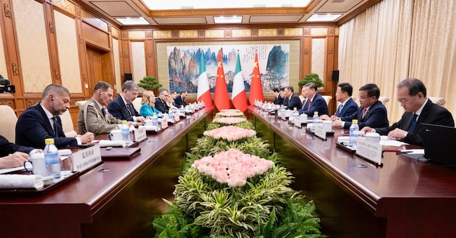 Il presidente cinese Xi Jinping e il primo ministro italiano Giorgia Meloni, durante il vertice bilaterale Italia Cina un incontro a Pechino
