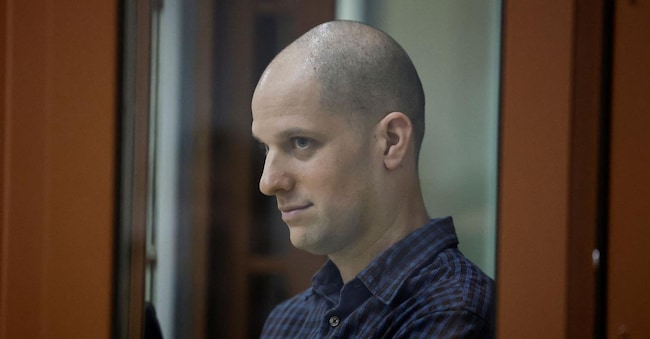 FILE PHOTO: Wall Street Journal reporter Evan Gershkovich, who stands trial on spying charges, is seen inside an enclosure for defendants before a court hearing in Yekaterinburg, Russia June 26, 2024. REUTERS/Evgenia Novozhenina/File Photo