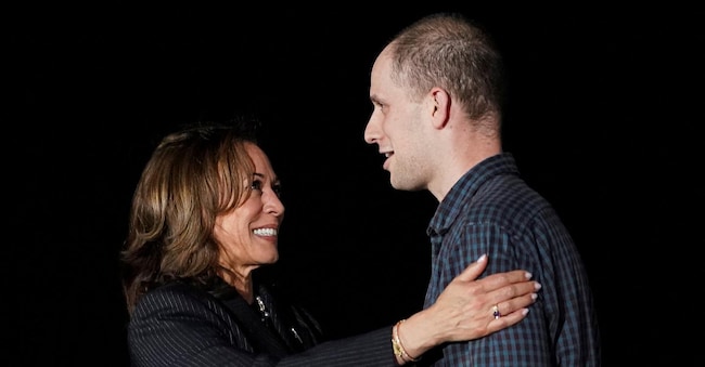 La vicepresidente  Kamala Harris accoglie Evan Gershkovich, rilasciato nell’ambito dello scambio di prigionieri  REUTERS/Nathan Howard