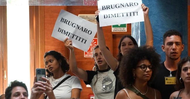 Manifestanti contestano il sindaco di Venezia Luigi Brugnaro, nella sede del Municipio di Mestre, mentre è in corso il Consiglio Comunale straordinario dopo gli arresti per corruzione che ha coinvolto un assessore e alcuni dirigenti comunali, Mestre (VE), 2 agosto 2024. ANSA/ANDREA MEROLA
