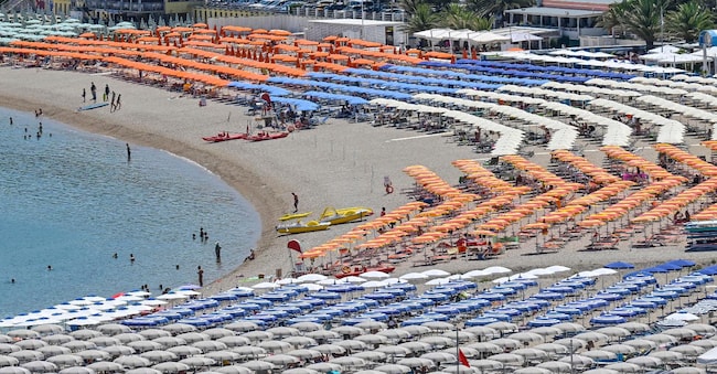 Una spiaggia e stabilimento balneari nel Parco regionale del Conero, nelle Marche, 10 luglio 2023.  ANSA/ALESSANDRO DI MEO (mare, vacanze, bagnanti, spiagge, lido)