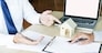 Real estate agent to present the property (house) to customer.