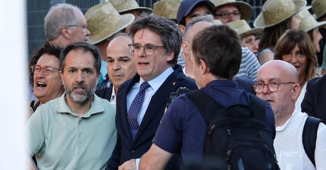 L’ex presidente della Catalogna, Carles Puigdemont, in giacca e cravatta,  al suo rientro in Spagna dopo sette anni di auto-esilio in Belgio