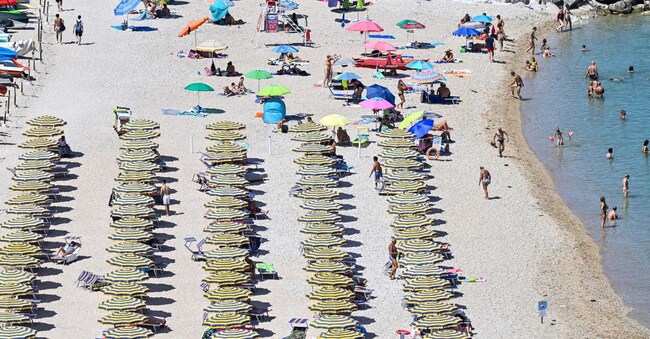 Una spiaggia e stabilimento balneari nel Parco regionale del Conero, nelle Marche, 10 luglio 2023.
ANSA/ALESSANDRO DI MEO
(mare, vacanze, bagnanti, spiagge, lido)