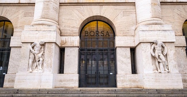 L’ingresso della Borsa di Milano in Piazza Affari. (Alamy Stock Photo/Reuters)