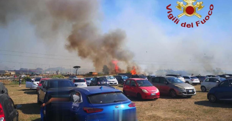 Fiamme a Roma, evacuato parco acquatico Hydromania