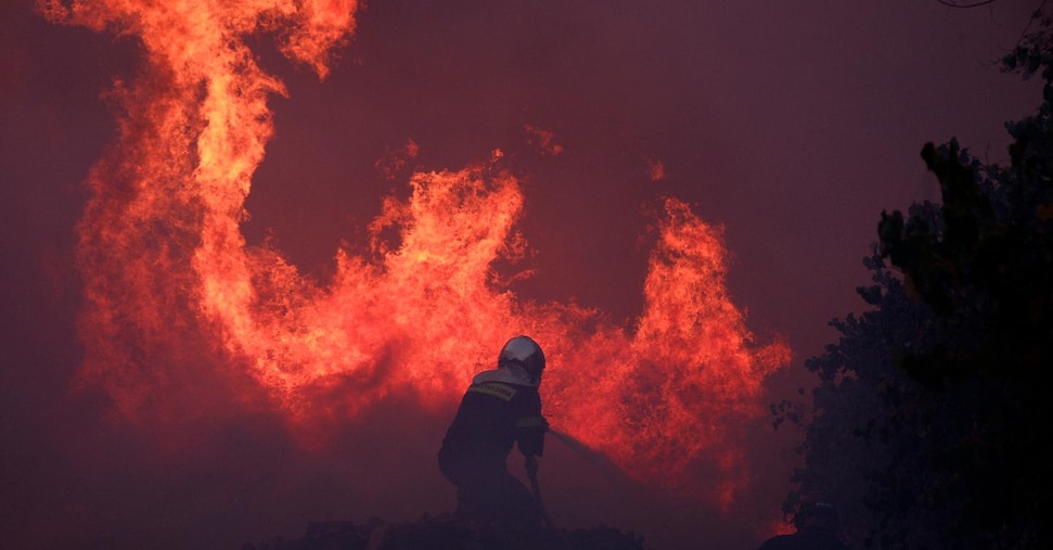 Ελλάδα, τεράστια φωτιά κοντά στην Αθήνα: χιλιάδες εκκενώθηκαν. Η ΕΕ στέλνει βοήθεια: δύο Canadair από την Ιταλία