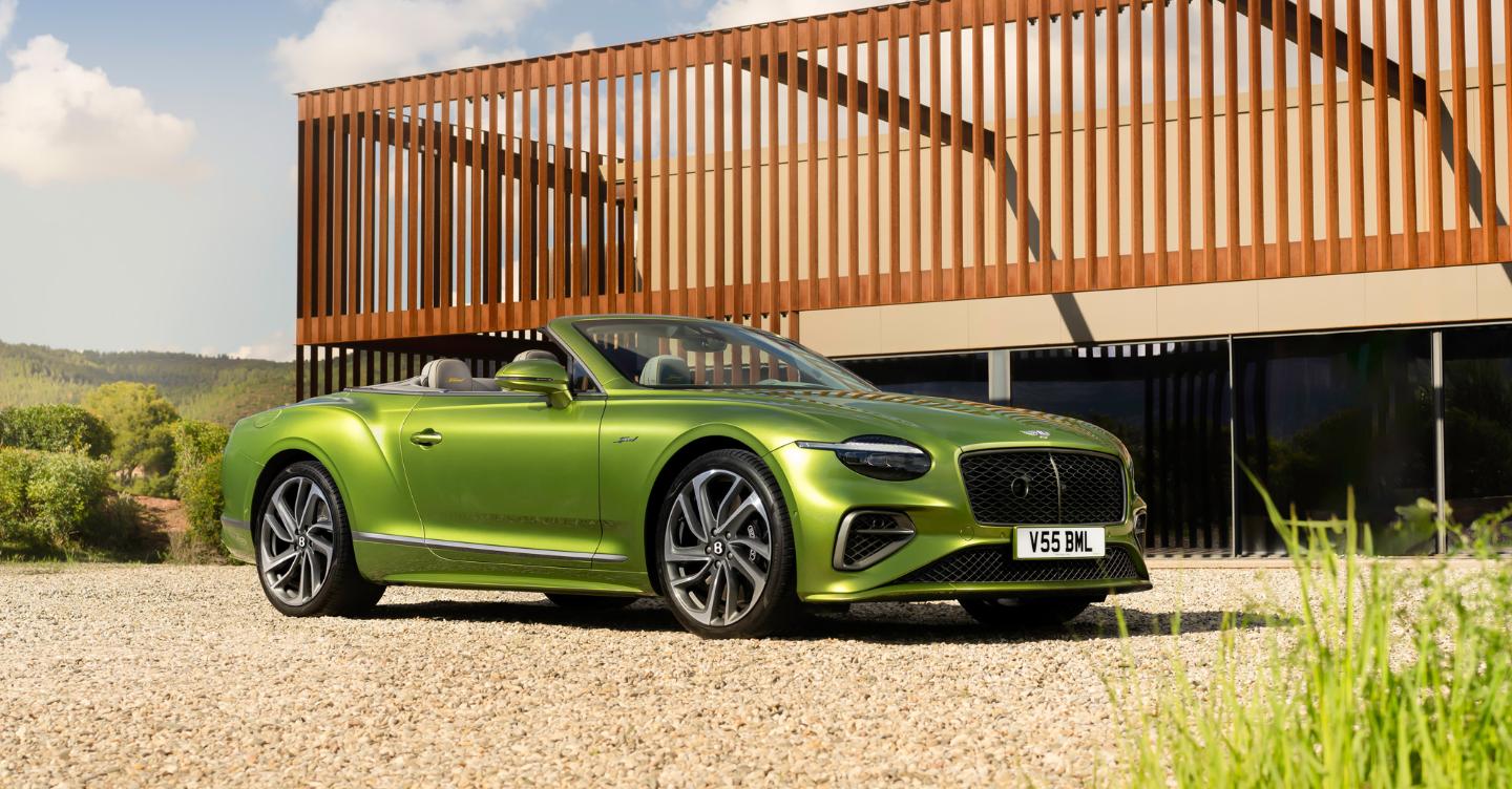 Lusso e sostenibilità vanno d’accordo, anche con il powertrain più potente di sempre