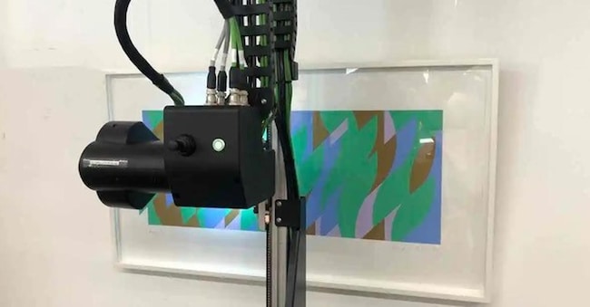 Un dispositivo Artclear scansiona Leap, una stampa di Bridget Riley, prima della vendita presso Forum AuctionsCOURTESY OF ARTCLEAR