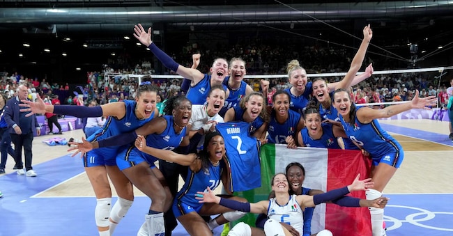 La squadra italiana festeggia la vittoria della medaglia d’oro durante la finale di pallavolo femminile tra Italia e Stati Uniti alle Olimpiadi estive del 2024, domenica 11 agosto 2024 a Parigi, Francia. (Foto di Spada/LaPresse)