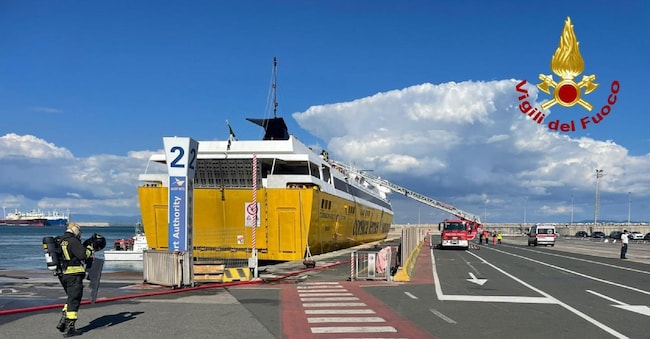 L'intervento dei Vigili del fuoco per un principio di incendio nella sala motori di un traghetto in partenza dal porto di Piombino: in corso l'evacuazione della nave. Da quanto appreso sarebbero circa 300 le persone a bordo. Sul posto stanno operando la Guardia costiera e i vigili del fuoco, Piombino (Livorno), 20 agosto 2024 ANSA / Vigili del fuoco