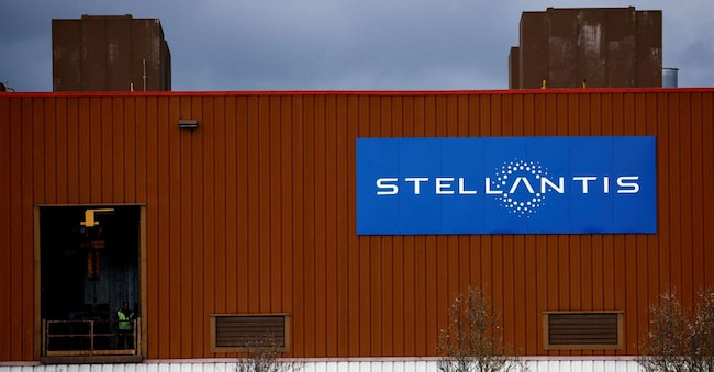 FILE PHOTO: The logo of Stellantis is seen outside a company building in Chartres-de-Bretagne near Rennes, France, March 11, 2024. REUTERS/Stephane Mahe/File Photo