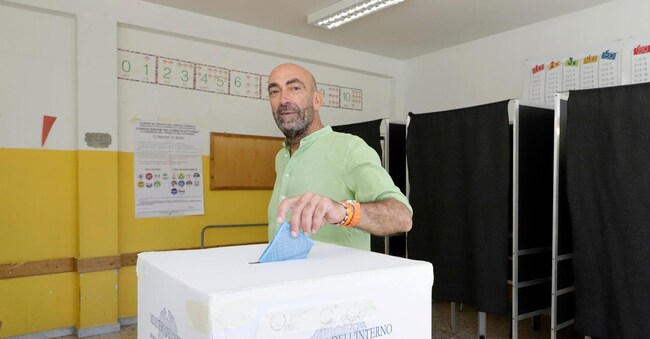 Il candidato sindaco del centrosinistra, Vito Leccese, durante le operazioni di voto per il secondo turno delle amministrative. Leccese è stato eletto al ballottaggio con il 70,27% dei consensi, sconfiggendo il candidato del centro-destra Fabio Romito.
ANSA/DONATO FASANO