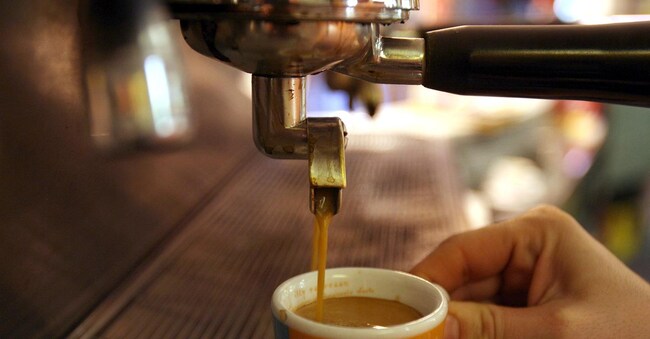 In Italia vengono serviti nei locali pubblici circa 6 miliardi di caffè all’anno, generando un giro d’affari di circa 7 miliardi di euro solo per la classica tazzina di espresso.