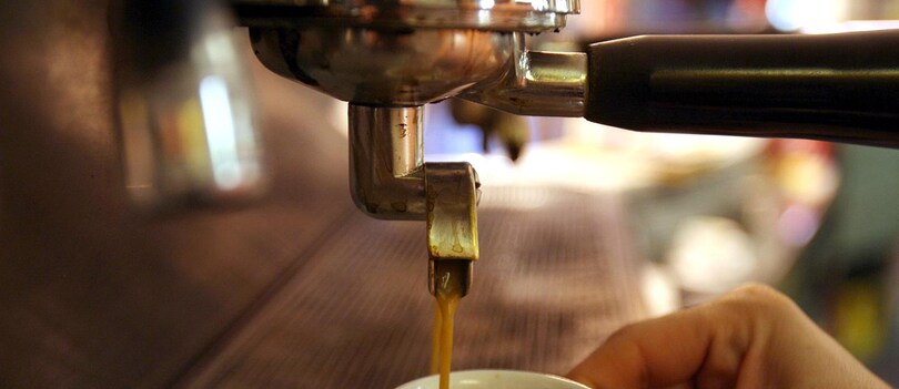 In Italia vengono serviti nei locali pubblici circa 6 miliardi di caffè all’anno, generando un giro d’affari di circa 7 miliardi di euro solo per la classica tazzina di espresso.
