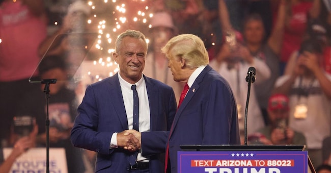 Robert F. Kennedy e Donald Trump al comizio in Arizona il 24 agosto.  EPA/ALLISON DINNER
