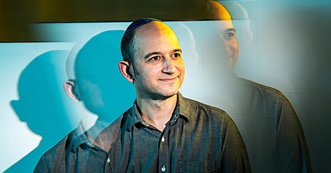 Ritratto di Noam Shazeer, cofondatore e CEO di Character.AI, una startup di intelligenza artificiale conversazionale. Scattata presso l’ufficio dell’azienda a Palo Alto, California. (Winni Wintermeyer for The Washington Post via Getty Images)