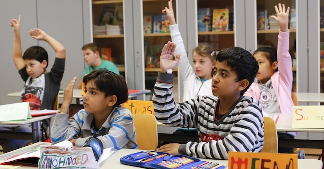 In classe. Gli alunni stranieri di seconda generazione, nati in Italia, sono in tutto 598.745, pari al 7,3% del totale degli iscritti