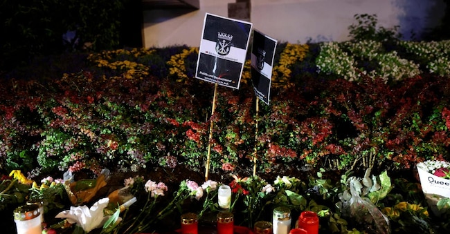 Fiori e candele per le vittime dell’attentato. EPA/CHRISTOPHER NEUNDORF