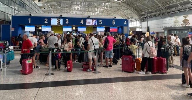 Passeggeri ai gate degli imbarchi (Ansa/Stefano Ambu)