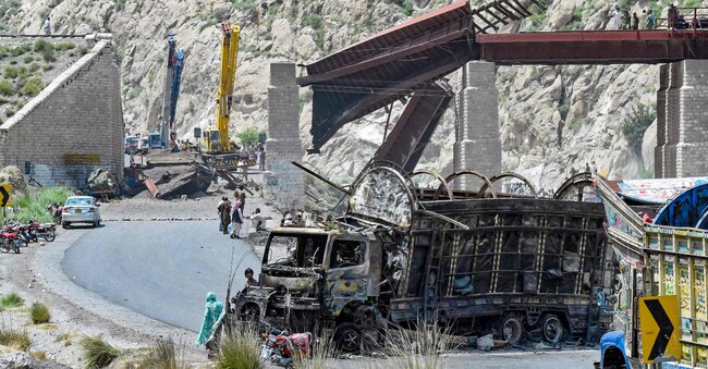 Il luogo di uno degli attentati di lunedì nel distretto di Bolan in Balochistan 