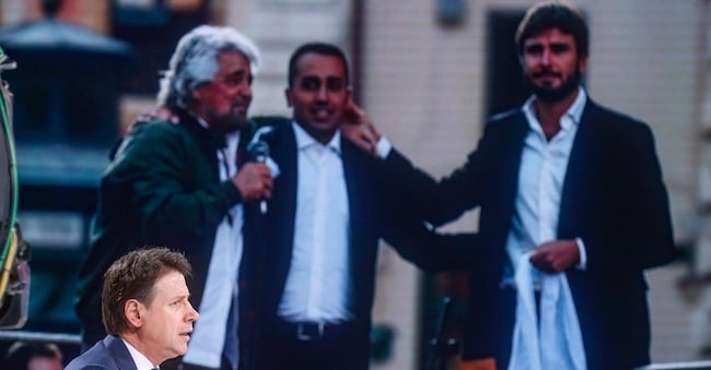 Il leader del Movimento 5 Stelle, Giuseppe Conte e dietro una foto di Grillo, Di Maio e Di Battista, durante la trasmissione televisiva “In mezz’ora” in onda su Rai 3, Roma, 27 marzo 2022. ANSA/FABIO FRUSTACI